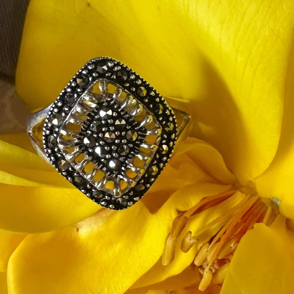 Elegant sterling Silver 925 and Black Women's Ring size 8 & 1/2